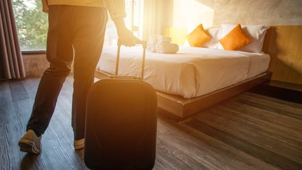 Gast kommt ins Hotelzimmer