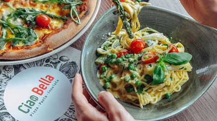 Italienische Speisen von Ciao Bella auf einem gedeckten Tisch