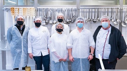 (v.r.n.l.:) Der Betriebsleiter Zentralküche Universitätsklinikum Bonn Christopher Nawroth, die Auszubildenden Michael, Vanessa und Nicklas, Matthias Pietsch, Küchenchef La Redoute & Redüttchen, sowie Christoph von Borries, Geschäftsführender Gesellschafter La Redoute & Redüttchen