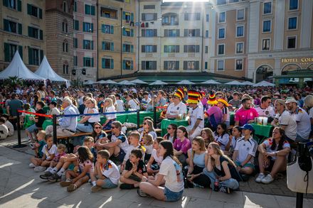 Public Viewing auf der Piazza des Hotels „Colosseo“