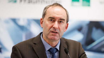 Bayerns Wirtschafts- und Tourismusminister Hubert Aiwanger macht der Branche jedoch Hoffnung. (Foto: © picture alliance/dpa/dpa-pool | Matthias Balk)