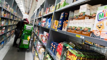 Befüllte Regale in einem Supermarkt