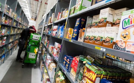 Befüllte Regale in einem Supermarkt