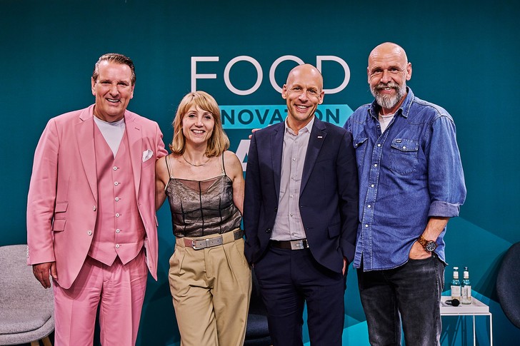 FIC-Gründerin Sina Gritzuhn mit TV-Löwe Ralf Dümmel, Andreas Persigehl (Vorsitzender der  Geschäftsleitung REWE Nord) und Holger Stanislawski (Rewe Center Winterhude)