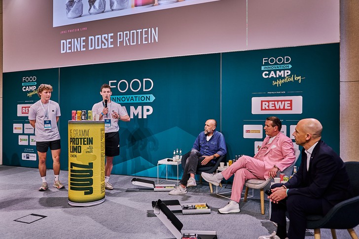Holger Stanislawski (Rewe Center Winterhude), TV-Löwe Ralf Dümmel und Andreas Persigehl  (Vorsitzender der Geschäftsleitung Rewe Nord)