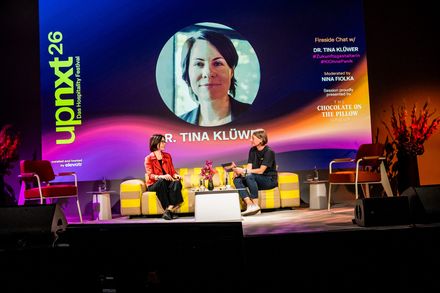 Dr. Tina Klüwer spricht beim UPNXT Hospitality Festival 2026 in einem Fireside Chat über Künstliche Intelligenz und verantwortungsvollen Technologieeinsatz.