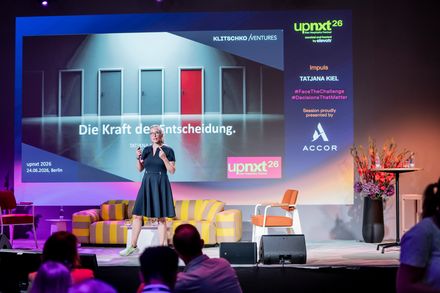 Tatjana Kiel spricht beim UPNXT Hospitality Festival 2026 über Leadership, Entscheidungen und den Mut zur Veränderung.