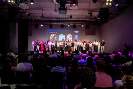 Fellows, Mentoren und Learning Partner des elevatrFellowships stehen beim UPNXT Hospitality Festival 2026 gemeinsam auf der Bühne.