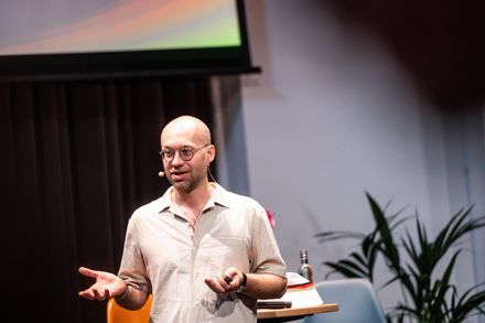 Dr. Hans Rusinek hält beim UPNXT Hospitality Festival 2026 einen Vortrag über neue Arbeitskultur und Führung in der Hospitality.