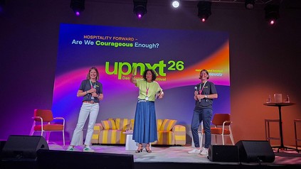 Nina Fiolka, Laura Schmidt und Irina Hanft stehen beim UPNXT Hospitality Festival 2026 gemeinsam auf der Bühne.