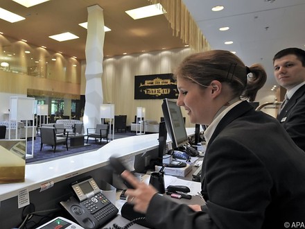 Frau an Rezeption mit Telefon