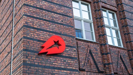 Delivery Hero Lieferheld Schild in Berlin Mitte an Hauswand am 04.11.2020