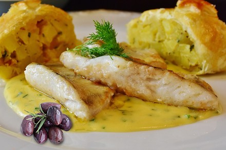 Ein Zanderfilet auf einem Teller