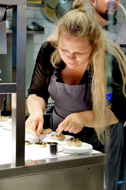 Julia Schmid beim Anrichten