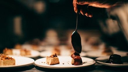 Nahaufnahme wie ein Chef Fine Dining Gerichte fertigstellt