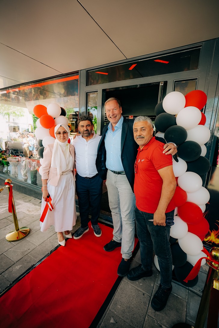 Franchise-Partner Selcuk Özduran mit seiner Frau Tülay Özduran, Managing Director Marco Schepers und Gebietsleiter Zafer Asran