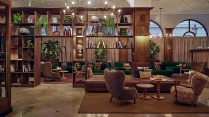 Modern gestaltete Lobby des Platzl Hotels in München mit Sitzgelegenheiten und stilvoller Inneneinrichtung.