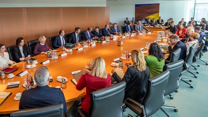 Mitglieder der Bundesregierung sitzen während einer Kabinettssitzung an einem großen Konferenztisch