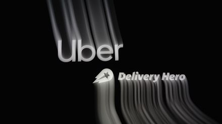 Logos von Uber und Delivery Hero vor schwarzem Hintergrund mit dynamischem Bewegungs- und Schatteneffekt.