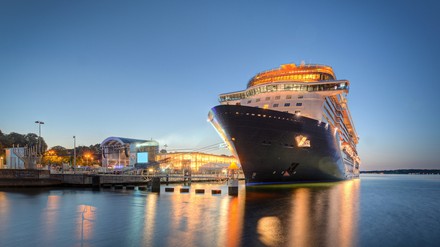Ein Krezfahrtschiff im Hafen