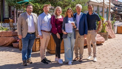 Jan-Luca Bachmann, stellvertretender Direktor Human Resources des Europa-Park, Frederik Mack, Direktor Human Resources des Europa-Park, Ida Platt und Annabelle Galm, Ausbildungsleiterinnen des Europa-Park, Jürgen Mack und Thomas Mack, geschäftsführende Gesellschafter des Europa-Park
