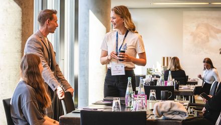Teilnehmer im Gespräch an gedeckten Tischen bei „Meet the Best“ 2025.