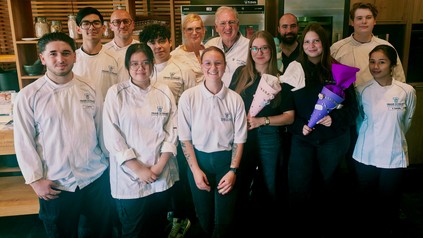 Gruppenfoto der neuen Nachwuchskräfte der Frank Schwarz Gastro Group mit Ausbildern und Kollegen in Duisburg.