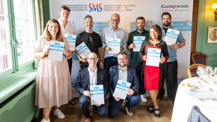 Zehn frisch zertifizierte Schweizer Wasser-Sommeliers bei der Abschlussfeier im Haus zum Rüden in Zürich