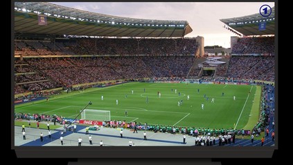 Ein Fußballspiel wird auf einem Fernseher übertragen