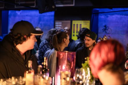 Besucher und Teilnehmer im Austausch bei Bar Wars.