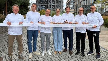 Jürgen Sturm (Mitglied der Geschäftsleitung von Klüh Catering  und Leiter operative Exzellenz), Kevin Hauert (Vorstand bei EUREF AG), Thorsten Greth, (Geschäftsführer Klüh Catering), Sarah-Maria Ameler (Mitglied des Vorstands der EUREF AG), Frank Theobald (CEO von Klüh Multiservices), Reinhard Müller (Vorstand der EUREF AG), Harald Ballewski-Bodenstein (Senior Director F&B bei Klüh Catering)