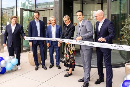 Symbolischer bandschnitt für das Altantic Hotel Frankfurt