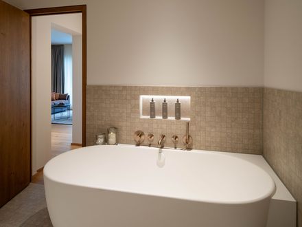 Badewanne im neu gestalteten Badezimmer einer Superior-Suite der Traube Tonbach