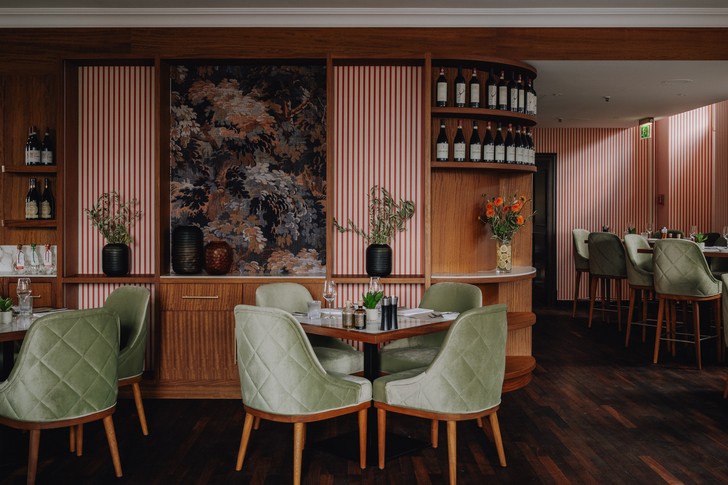 Gästebereich der Enoteca im Althoff Grandhotel Schloss Bensberg