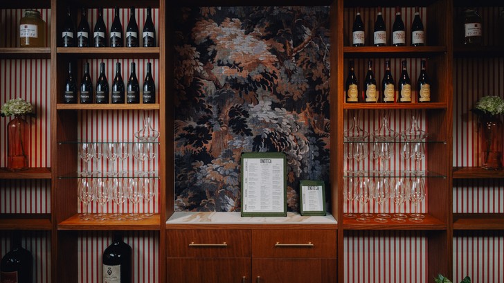 Weinauswahl in der Enoteca im Althoff Grandhotel Schloss Bensberg