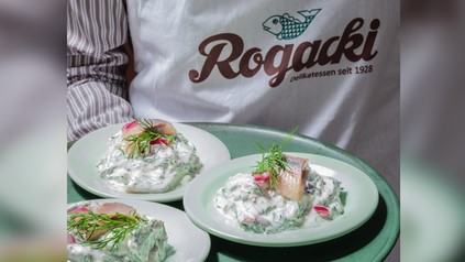 Kellner mit Gericht von Rogacki