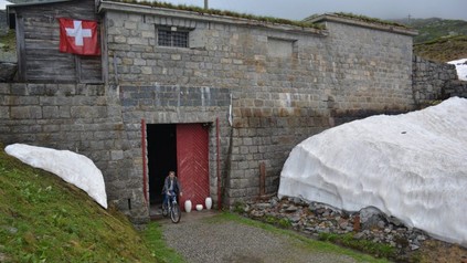 Mann mit Fahrrad vor Bunker Hotel