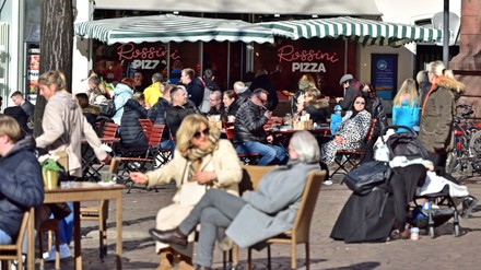 Die ersten frühlingshaften Tage des Wochenendes füllen die Aussenbereiche der Gastronomiebetriebe. Ein Ende der Pandemie mit Lockerungen scheint in Sicht. (Foto: © picture alliance / Daniel Kubirski | Daniel Kubirski)