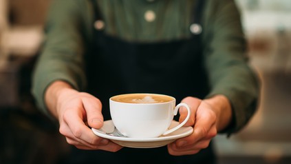 Barista mit Cappucciontasse