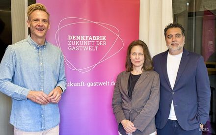Stellten in dieser Woche das neue KI-Papier der DZG vor: Salim Sahi (rechts), Alexandra Wolframm und Dr. Marcel Klinge.