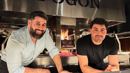Sebastián Cardamoni und Alex Pel in der Küche