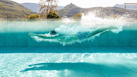 Mensch taucht in Pool