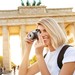 Touristin mit Kamera vor dem Brandenburger Tor