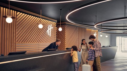 Familie mit Kindern an Hotelrezeption