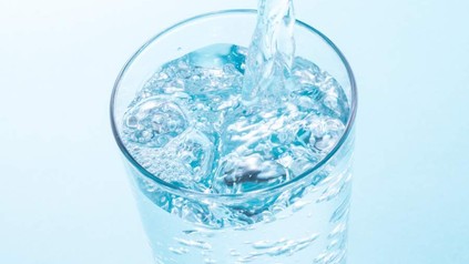 Ein Glas wird mit Wasser gefüllt