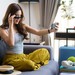 Junge Frau im Hotelzimmer mit Handy