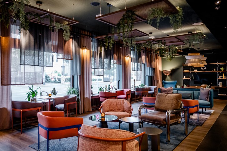 Lounge mit verschiedenen Sitzbereichen