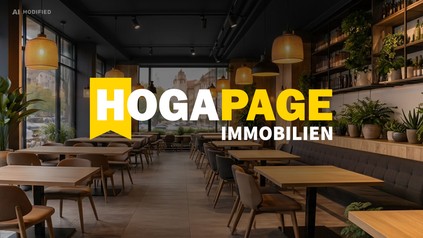 Modernes Restaurant mit großen Fensterfronten, Holztischen und Pflanzen. Im Vordergrund das Logo von HOGAPAGE Immobilien, der Immobilienbörse für Hotellerie und Gastronomie.