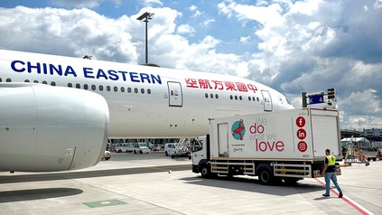 Flugzeug und Lieferwagen Caterer