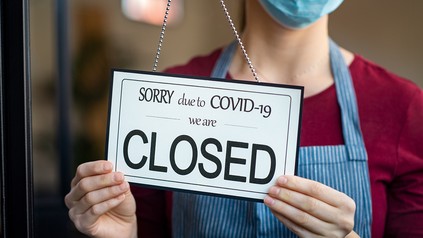 Schild mit der Aufschrift "Geschlossen wegen Corona"